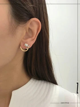 گوشواره زنانه حلقه‌ای گل رز نگین‌دار