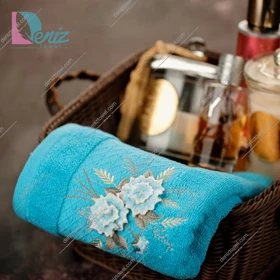حوله دستی گلدوزی طرح مارتا رنگ آبی آسمانی