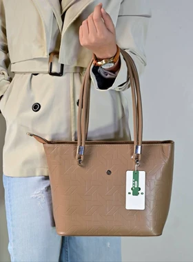 کیف دوشی زنانه بنو BENO مدل سایار کد 4947 (نسکافه ای)