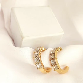 گوشواره نیم‌حلقه طلایی با نگین‌های کریستالی باگت