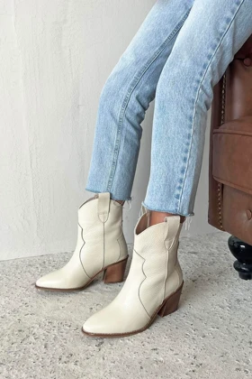 بوت و نیم بوت زنانه استراسونس straswans