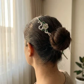 کانزاشی مو زنانه فلزی طرح گل و مار با جزئیات سبز مدل سروینا