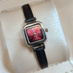 ساعت مچی مینیمال حبه قندی فلورا بند چرم مشکی صفحه قرمز