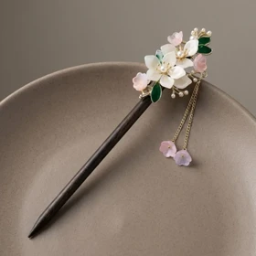 کانزاشی مو زنانه چوبی با طراحی گل‌های بهاری و آویز ظریف مدل بلومرا