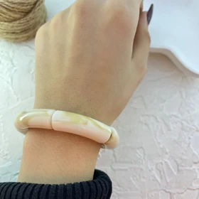 دستبند زنانه بنگل رزینی چندتکه مدل لورا کرم–شیری