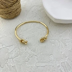 دستبند زنانه بنگل مدل آئوریکنات طرح گره ظریف طلایی