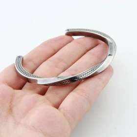 دستبند مردانه بنگل طرح دو لاین خطی (نقره‌ای)