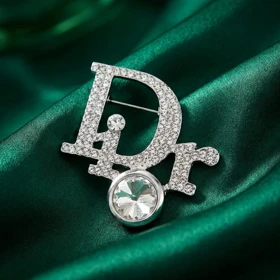 گل سینه زنانه مدل درخشان طرح حروف Dior نگیندار