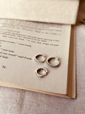 پیرسینگ حلقه گوش نگینی