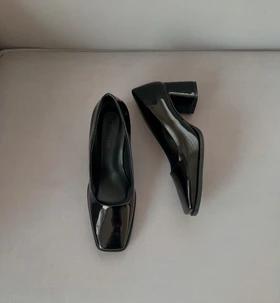 کفش پاشنه‌بلند براق نقره