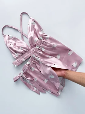 ست لباس خواب نیم‌تنه بند ضربدری و شورتک ساتن طرح قو