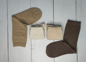 جوراب زنانه ساق‌دار ساده تم کرمی