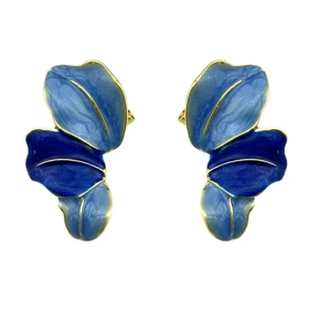 گوشواره زنانه طرح گلبرگ مدل نیلا با میناکاری آبی و جزئیات طلایی