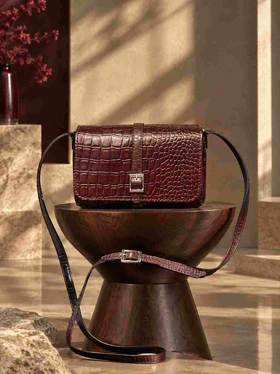 کیف چرم بغل پرچ زرشکی ابر و بادی سنگی چرم اصل گاوی