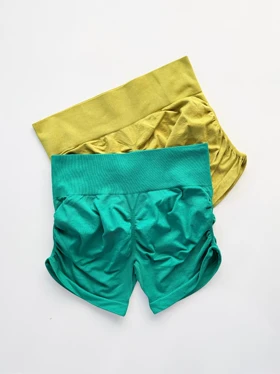 شورتک ورزشی سیملس پشت چروک کنار گتر