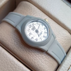 ساعت دخترانه ضد آب Q&Q رنگ آبی مه آلود سایت دار