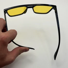 عینک آفتابی و شب مشکی زرد