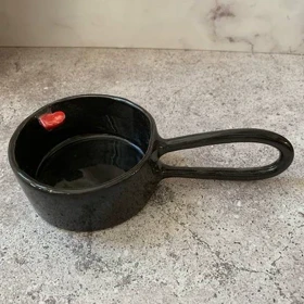ماگ بدنه مشکی قلب قرمز