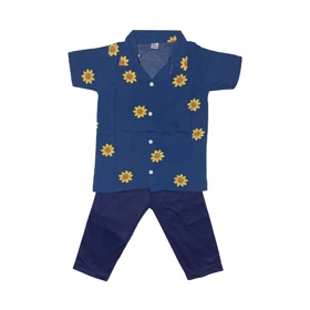 ست شومیز آستین کوتاه و شلوارک راحتی دخترانه مدل آفتاب گردون کد PJ1101 رنگ آبی