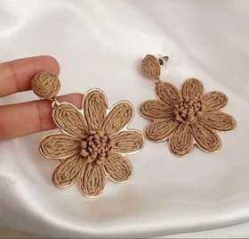 گوشواره آویز حصیری طرح گل زرمیس مدل Flora