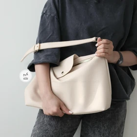 کیف زنانه بزرگ مدل نیلو (کرم روشن)