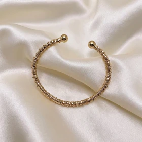 بنگل ژوپینگ طرح «خاویاری» | درخشش دانه‌دانه طلایی در قابی مینیمال