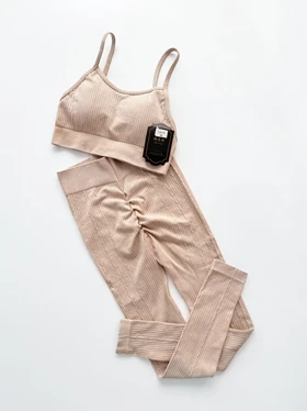 ست ورزشی سیملس نیم‌تنه کاپ‌دار و لگ پشت چروک خط‌دار