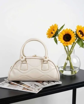کیف زنانه مدل صندوقی هلالی رنگ کرم