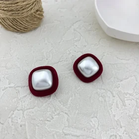 گوشواره زنانه مخملی طرح مربع با مروارید زیبا