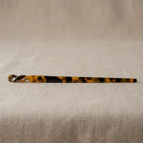 کانزاشی مو زنانه رزینی مرمری قهوه‌ای‑مشکی با سر پیچ‌خورده تزئینی و طراحی کشیده مینیمال لوکس