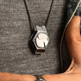 گردنبند مردانه طرح ساعت گرند، با استایل مدرن و خاص