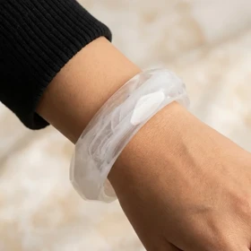 دستبند زنانه بنگل رزینی مدل نبورا شیری شفاف