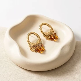 گوشواره حلقه‌ای کهربایی – طرح طلایی مات