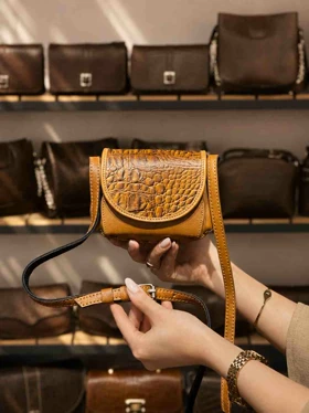 کیف چرم زنانه مینی عسلی بدنه ساده درب سنگی چرم اصل گاوی