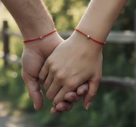 دستبند مکعب رد استرینگ نماد خوش شانسی