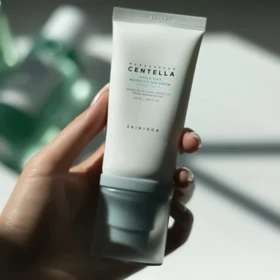 ضد آفتاب بی‌رنگ و آبرسان سنتلا اسکین 1004 SPF50 مناسب پوست حساس حجم 50 میلی‌لیتر