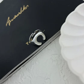 انگشتر زنانه با طرح مینیمال نعل اسب