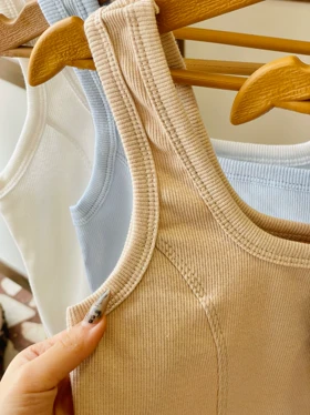 کراپ تاپ یقه خشتی برش‌دار(فقط آسمونی موجوده)