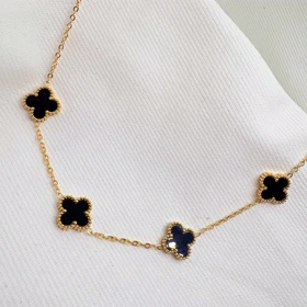 گردنبند استیل طرح «ونکلیف» 5 گل | رنگ طلایی با نگین‌های مشکی (مشابه طلا)