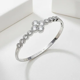 بنگل ژوپینگ طرح ونکلیف چهاربرگ نگین‌دار نقره‌ای