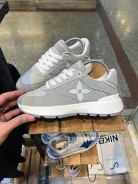 کتانی louis vuitton رنگ طوسی