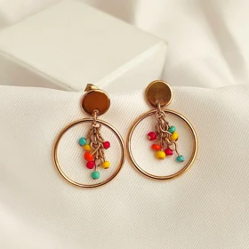 گوشواره حلقهای طلایی با آویز مهرههای رنگی فانتزی