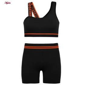 ست نیم‌تنه و شلوارک ورزشی زنانه مدل سیملس پشت چین‌دار کد 5562-2333