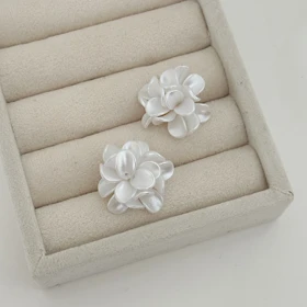 گوشواره زنانه میخی گلبرگ کد 832