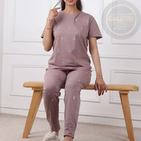 تی‌شرت و شلوار قواره دار