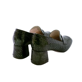 کفش پاشنه‌دار زنانه