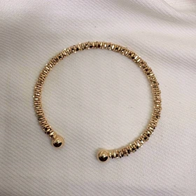 بنگل ژوپینگ طرح «خاویاری» | درخشش دانه‌دانه طلایی در قابی مینیمال