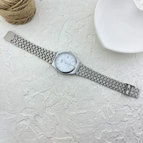 ساعت زنانه نقره‌ای با طرح کاسیو، ظرافت در عین سادگی