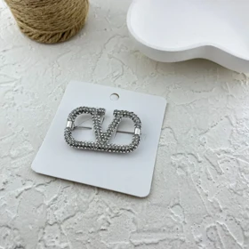 گل سینه زنانه طرح ولنتینو نگین‌دار، اکسسوری شیک