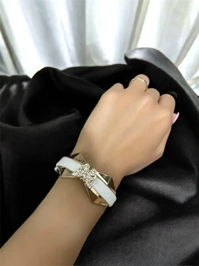 دستبند چرم طبیعی مدل پروانه نگینی کد 3335020